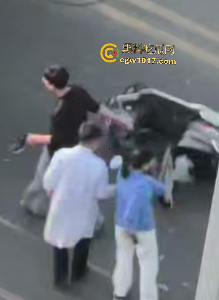 上饶电动车“奥斯卡”撞车大戏,大哥躺地飙演技假装植物人,女人快起来了他还全躺装死,影帝快起来领奖了!-8