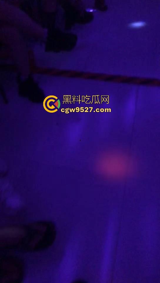 男人的天堂!中国男人必打卡圣地,莎莎舞舞厅,性感少妇任君挑选,刺激体验摸奶抠穴,此生必去圣地!-2