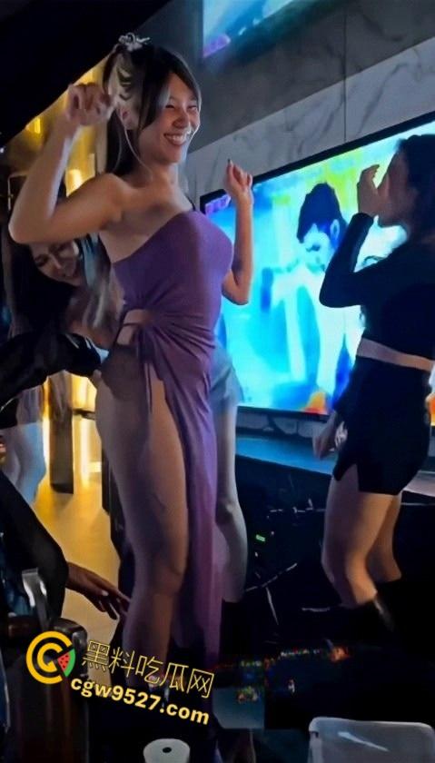 顶级富人圈泄密,上海顶级会所名媛盛宴,各种御姐尽情挑选,嗨完直接带性感尤物回酒店激情啪啪 !-2