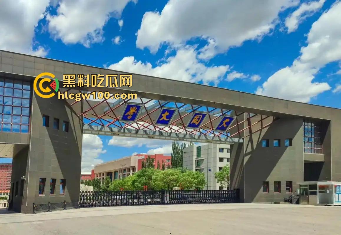 山西大同小情侣把教室课桌当大床房，女的光身子男的抠半天刚硬起来，女友发现监控吓得躲桌底，保安吃瓜笑疯了！-1