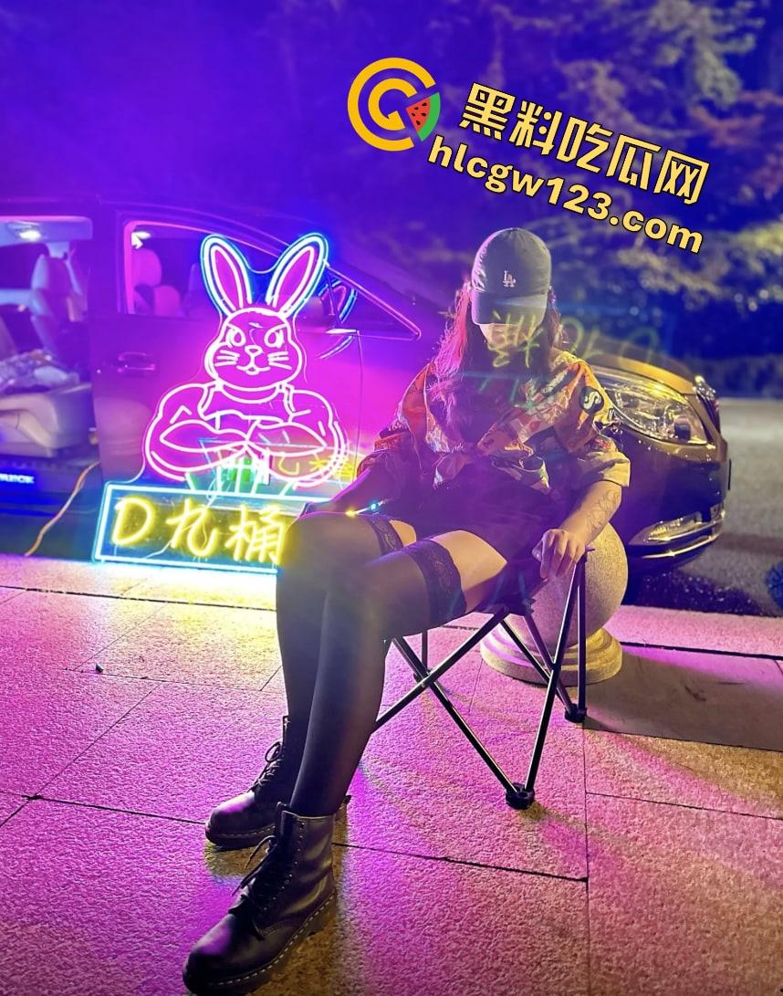 南京白马公园惊现女骑老板,卖的不是柠檬茶,是手撕丝袜入场券?少年排队喝茶后集体脱控开撕!-4