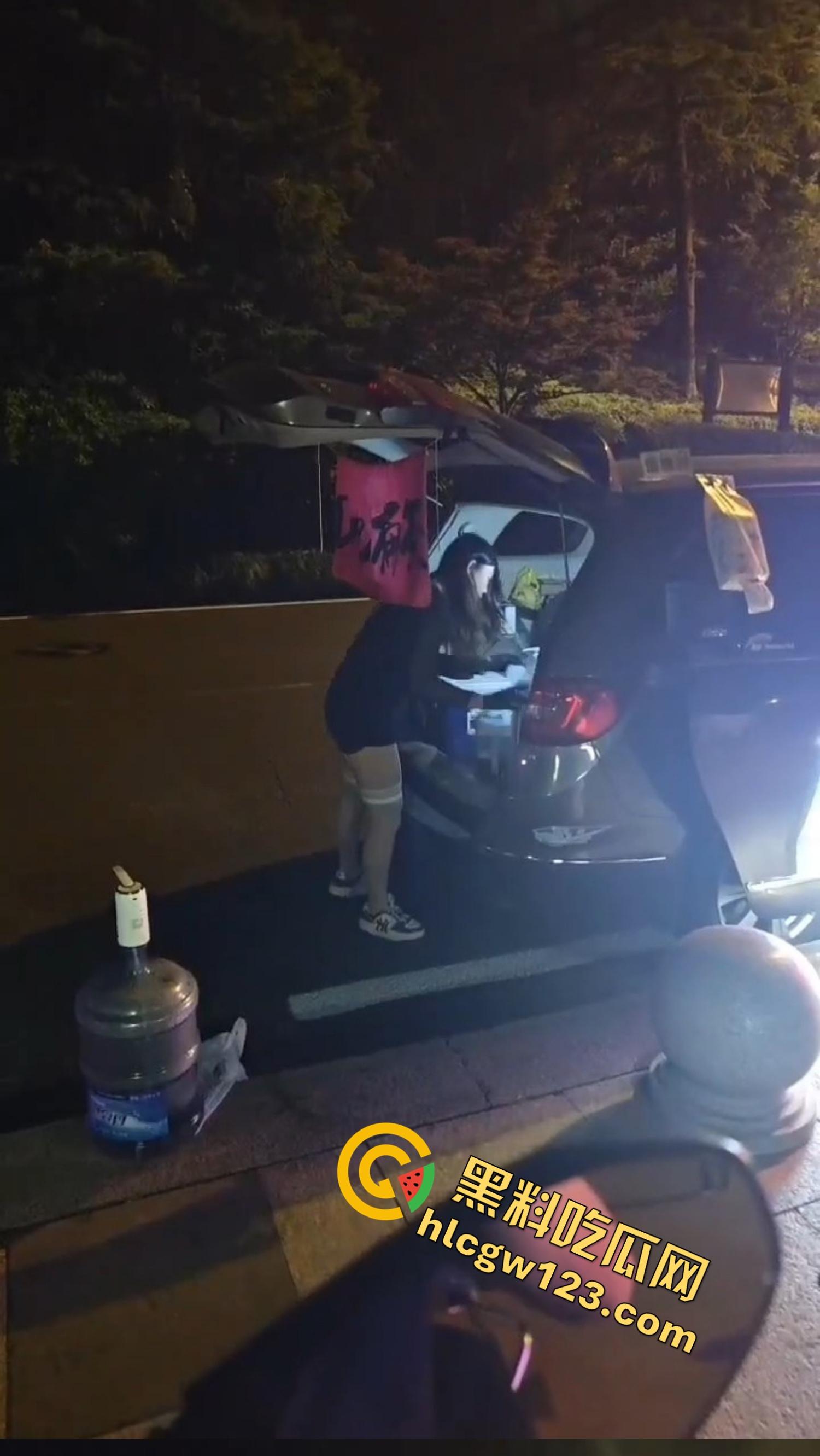 南京白马公园惊现女骑老板,卖的不是柠檬茶,是手撕丝袜入场券?少年排队喝茶后集体脱控开撕!-11