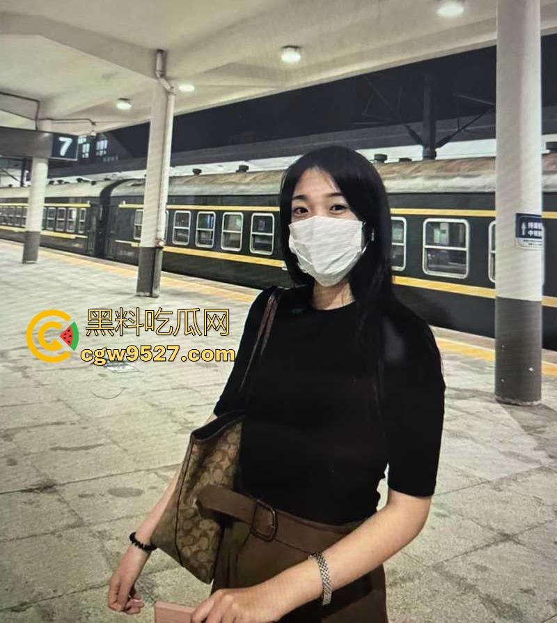 安徽工商学院00后嫩妹【李小晴】性爱私拍曝光，身材娇小却臀部饱满，无套情趣装火辣诱人，蜜汁肥穴淫水狂流！-5