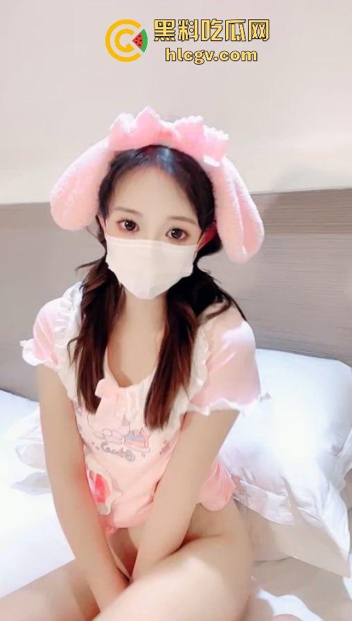 广西清纯厂妹【胡小宁】下海变身母狗！大叔暴操粉穴嫩妹，颜值稚嫩却毫无保留掰腿狂插！-2