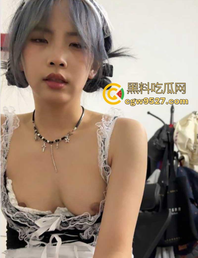 河北工商职业学院【李家馨】和男友做爱玩角色扮演！穿着情趣女仆装、丁字裤妖娆服侍男友，老淫荡了！-1
