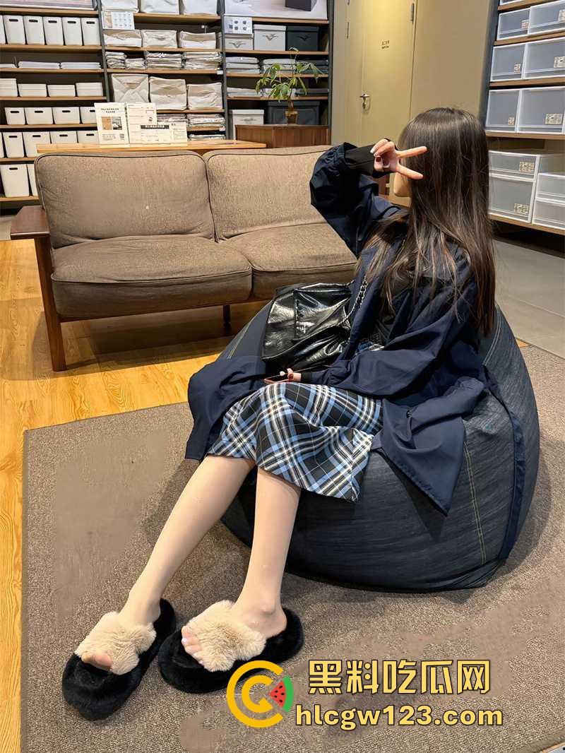 抖音萝莉网红【小步里】自慰私拍流出 超白嫩妹子性感JK自慰 无毛嫩穴自插诱惑到爆!-3