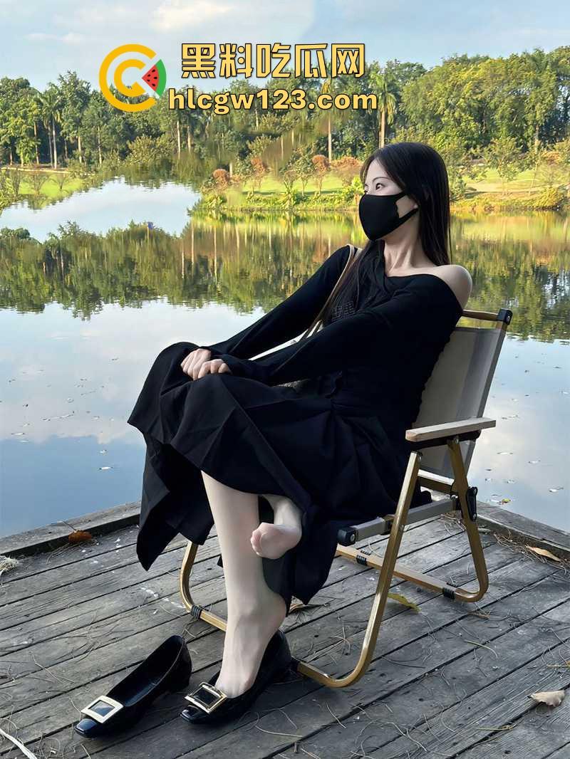 抖音萝莉网红【小步里】自慰私拍流出 超白嫩妹子性感JK自慰 无毛嫩穴自插诱惑到爆!-4