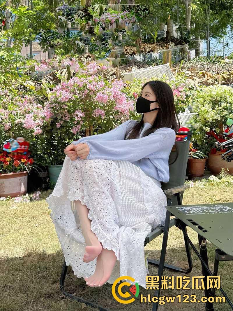 抖音萝莉网红【小步里】自慰私拍流出 超白嫩妹子性感JK自慰 无毛嫩穴自插诱惑到爆!-5