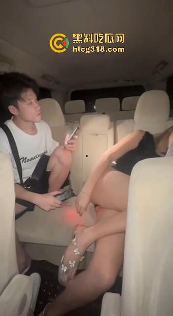 高颜值小姐收钱不服务!电击棒伺候扯发电逼,挣扎惨叫,不守规矩就得受罚!-4