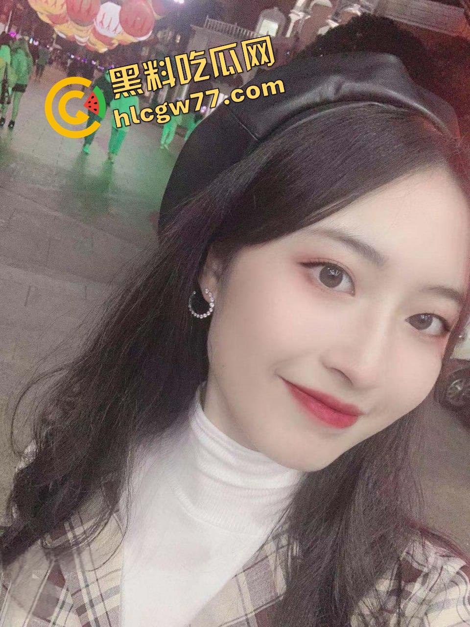 江苏镇江牙科护士『王静怡』出轨视频曝光，戴眼镜的巨乳人妻全程露脸舔蛋口爆，被中出操到骚叫成狗！-1