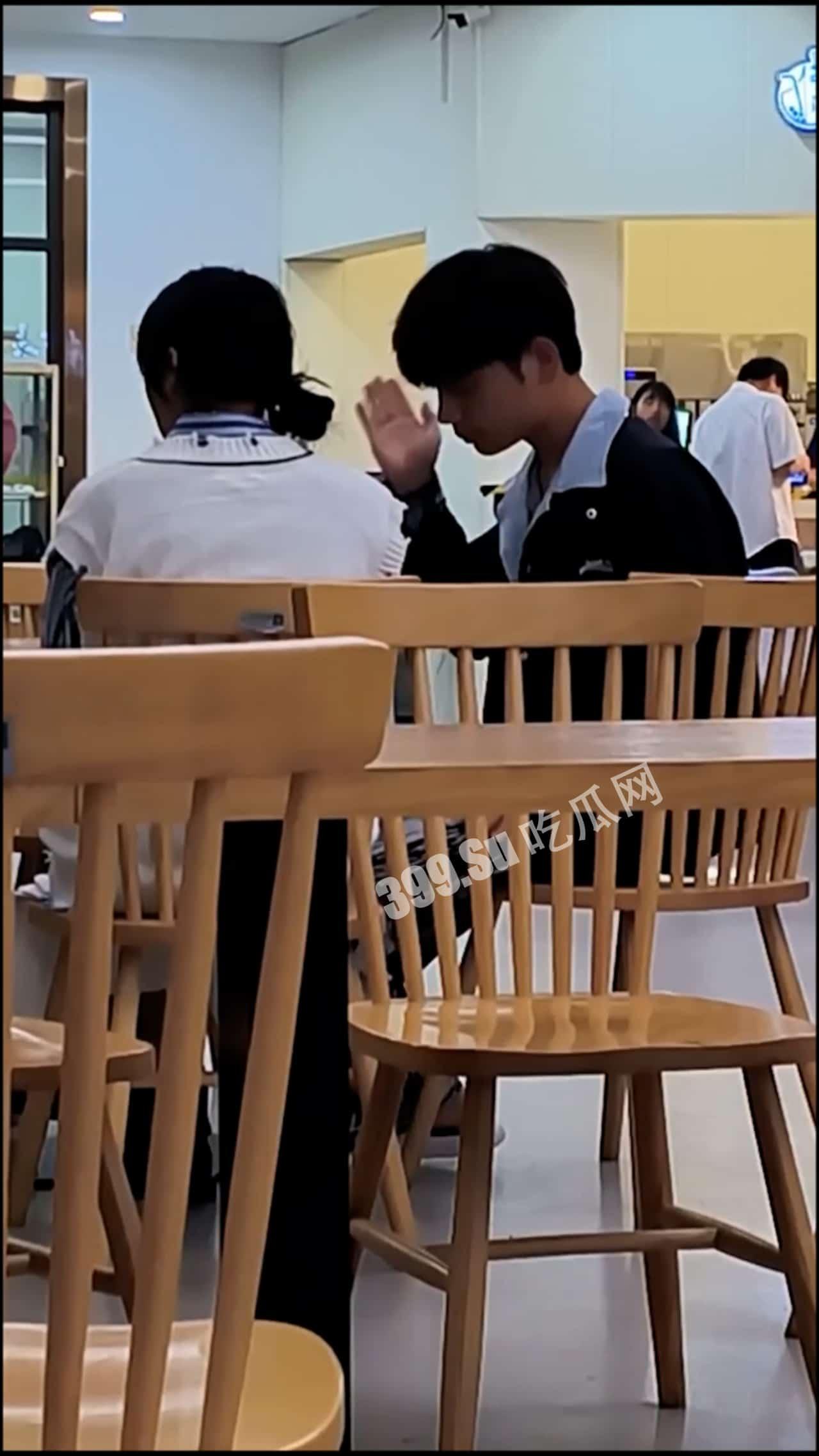 某校海王翻车 #渣男 跪地求饶自扇耳光 全校围观下 女生起身狂抽渣男嘴巴子-2