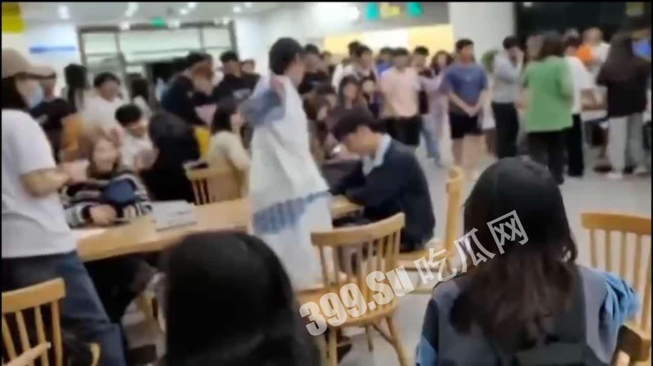 某校海王翻车 #渣男 跪地求饶自扇耳光 全校围观下 女生起身狂抽渣男嘴巴子-3