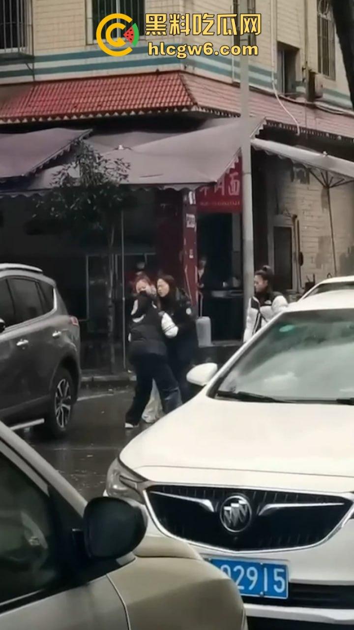 四川乐山电信营业员【贾璐云】做三被原配当街围堵 遭其闺蜜团撕逼暴打 被扒得只剩俩大奶晃荡-3