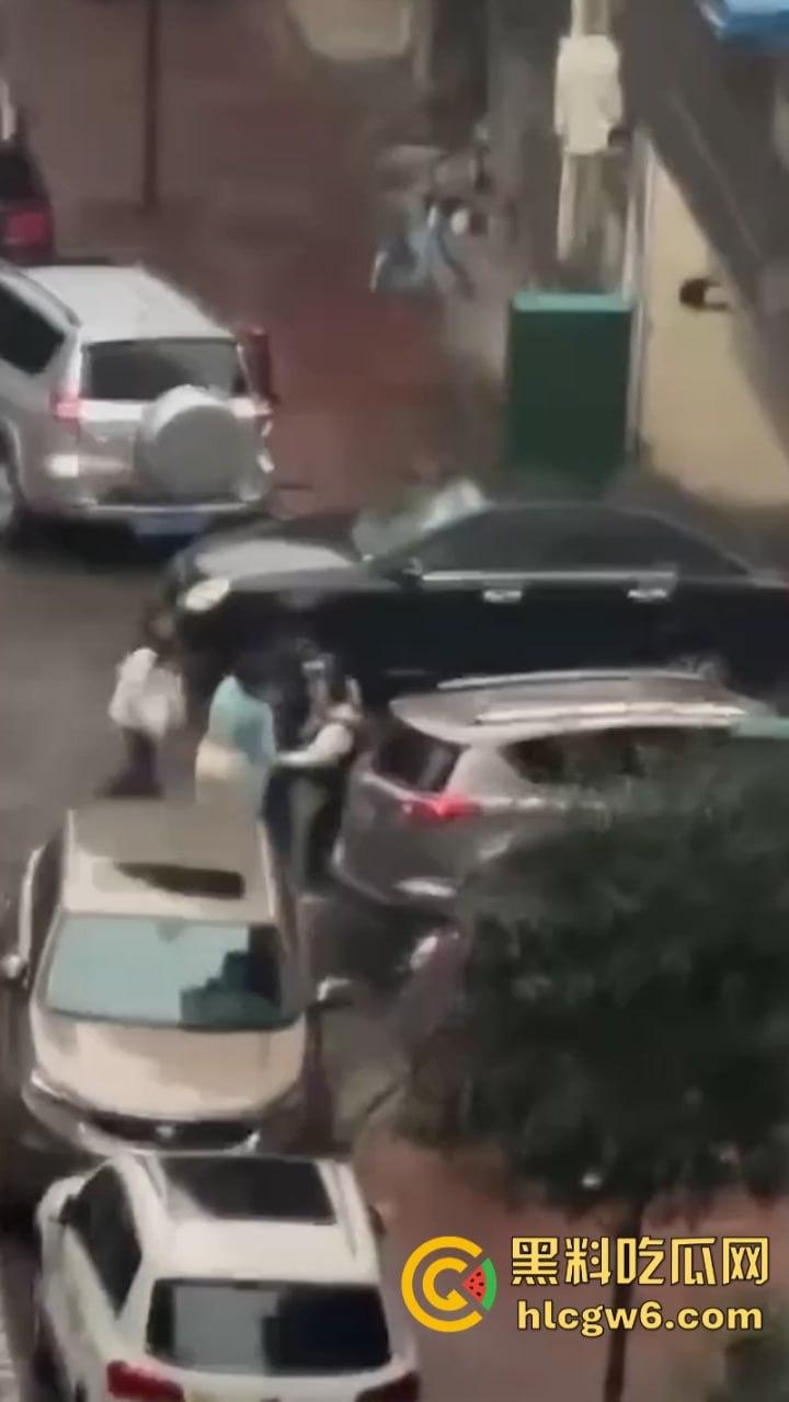 四川乐山电信营业员【贾璐云】做三被原配当街围堵 遭其闺蜜团撕逼暴打 被扒得只剩俩大奶晃荡-7