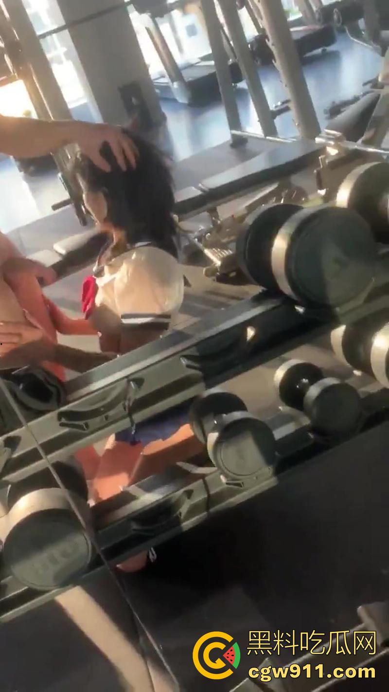 扬州健身房老板惊爆大瓜，趁老婆坐月子，跟女会员搞一起，跪地吃鸡狂插翘臀，还拍下视频被其老公发现曝光！-3