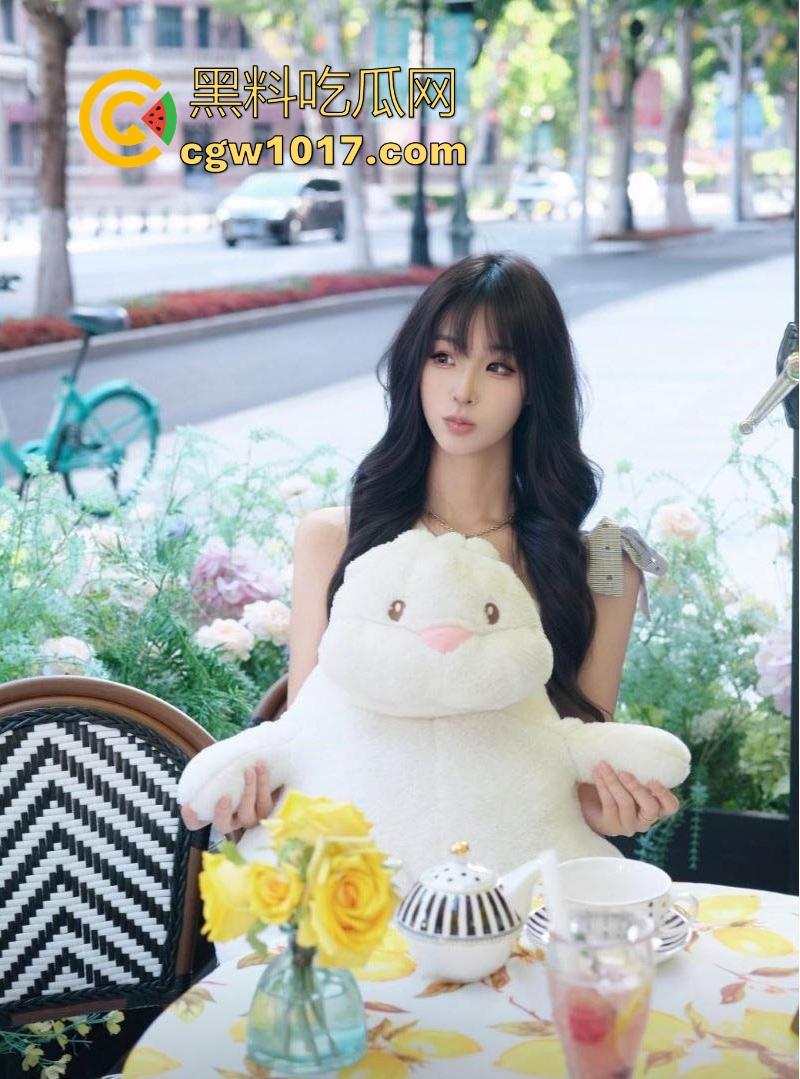 天津骚女【邵子畅】装欧洲女留哄骗富哥，天天约炮只为遇到哪个肯为她花钱的大冤种，骚逼早已雀黑无比！-5