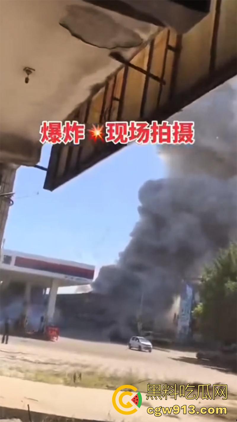 河北邢台内丘县,发生特大爆炸事件,现场浓烟滚滚还有烟花爆竹声,疑似废品收购站起火导致!-3