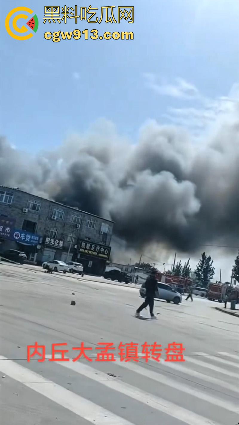 河北邢台内丘县,发生特大爆炸事件,现场浓烟滚滚还有烟花爆竹声,疑似废品收购站起火导致!-5