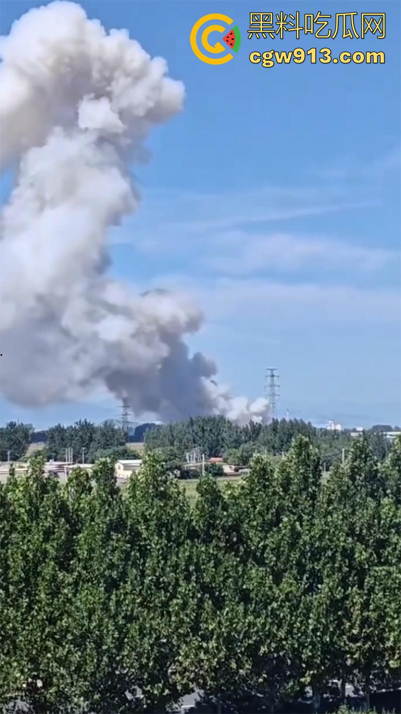 河北邢台内丘县,发生特大爆炸事件,现场浓烟滚滚还有烟花爆竹声,疑似废品收购站起火导致!-7