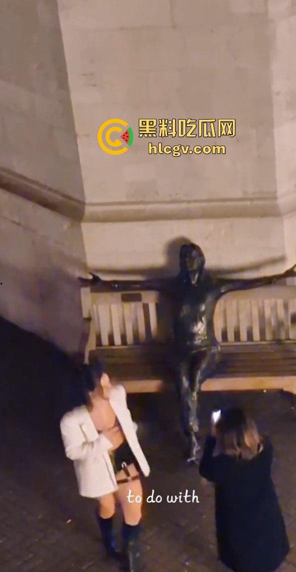 皮卡迪利广场惊现骚鸡骑乘教学！广场列侬雕像前公然骑乘表演，骚比欠被鸡巴草了，雕像也不放过！-6