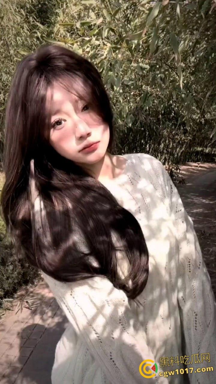 约炮大神【fkabuto】，约操江苏神仙颜值女大学生，白虎嫩穴一插白浆都流出来了，多姿势爆操浪叫不止！-2