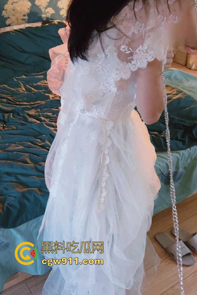 海角乱伦!极品妹妹性感婚纱下竟隐藏着母狗属性,被哥哥拴狗链按头口交场面淫荡不堪!-2