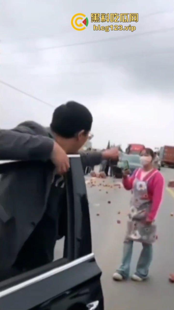 古有拦路虎 今有苹果劫 云南昭通果农用苹果逼停过路车“不买苹果就别想走！”-3