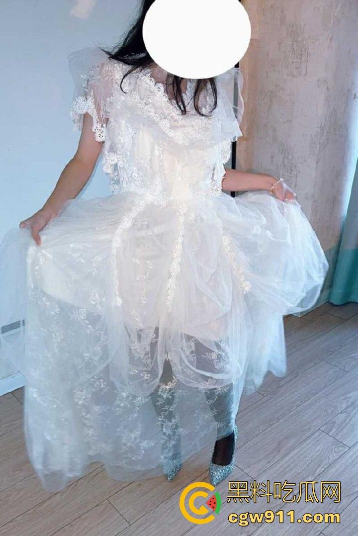 海角乱伦!极品妹妹性感婚纱下竟隐藏着母狗属性,被哥哥拴狗链按头口交场面淫荡不堪!-4