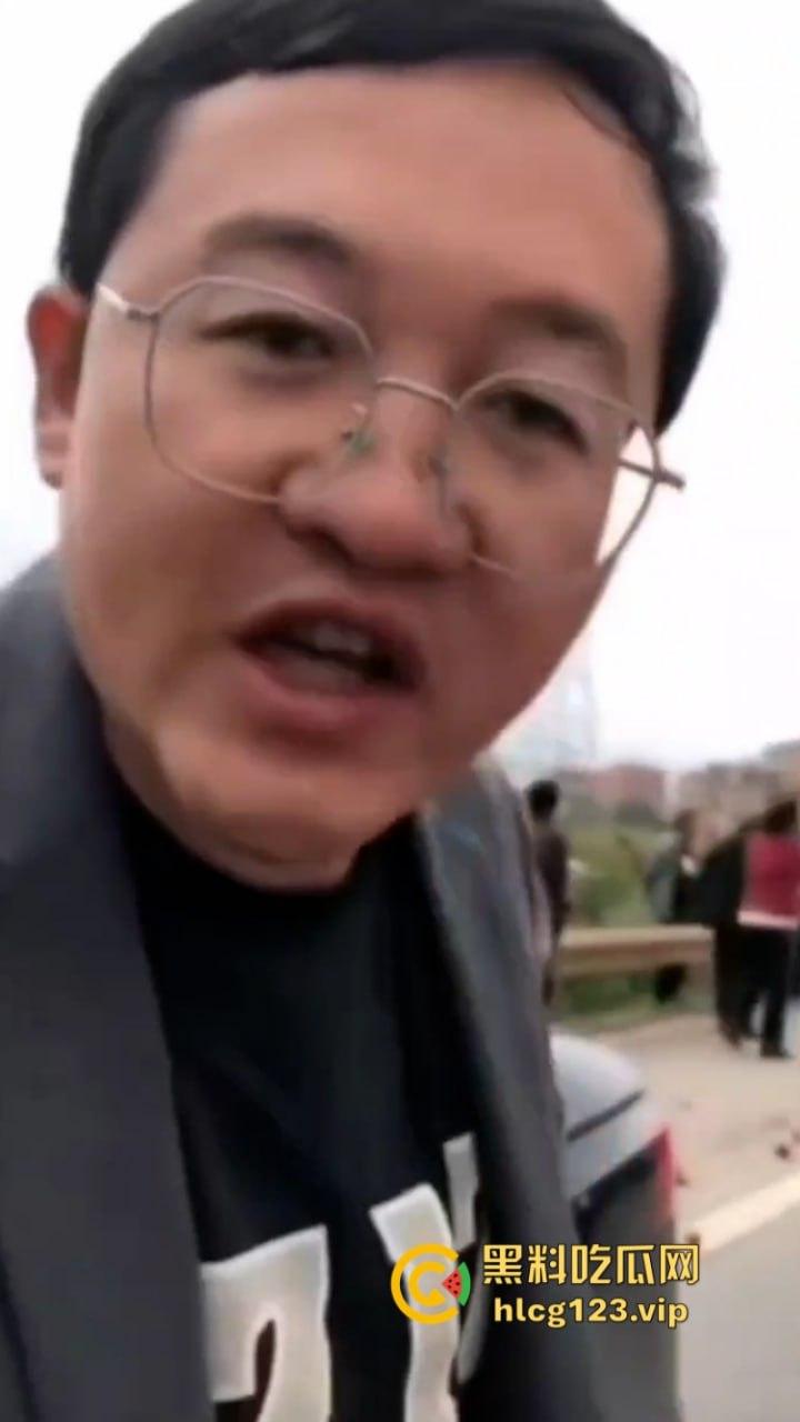 古有拦路虎 今有苹果劫 云南昭通果农用苹果逼停过路车“不买苹果就别想走！”-4