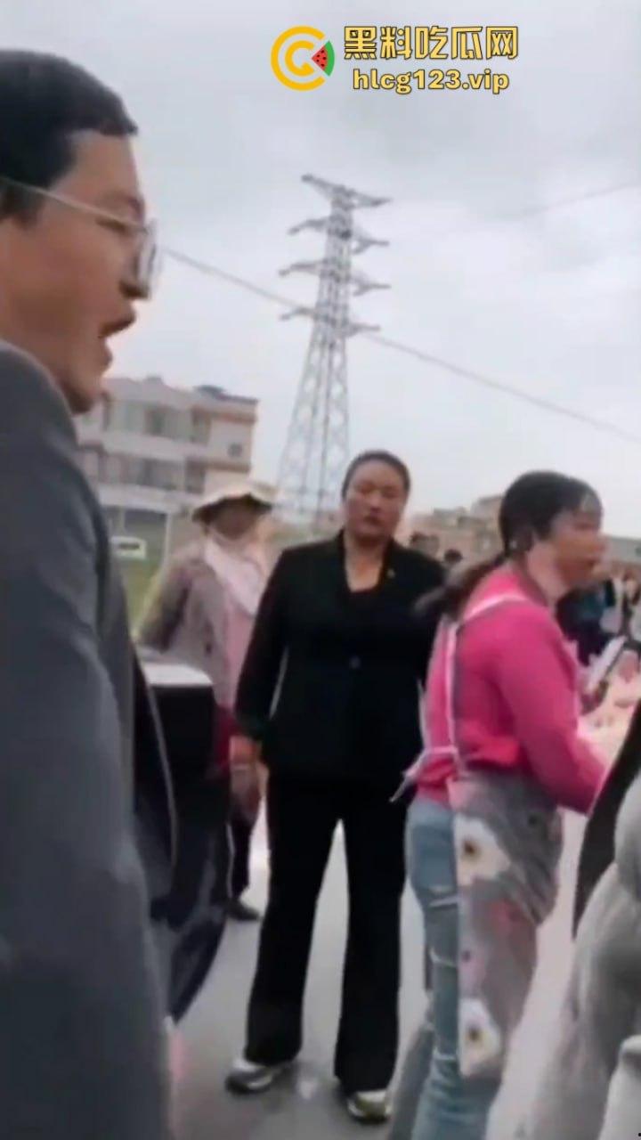 古有拦路虎 今有苹果劫 云南昭通果农用苹果逼停过路车“不买苹果就别想走！”-5