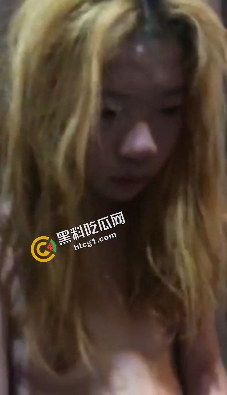 职高精神小伙妹共同霸凌一女孩 狂扇耳光凌辱 用安慕希涂私处 疯狂扣逼-1