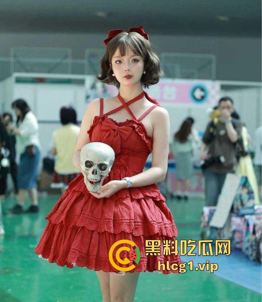 南京新娘出轨门震撼曝光!结婚前夜穿婚纱和前任深入交流,绿了新郎一片草原!-1