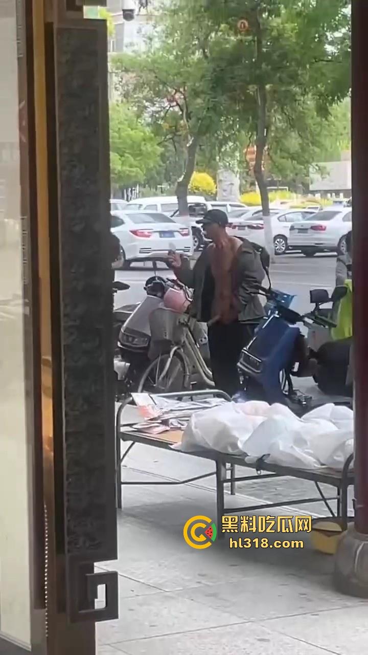 大屌老头街头撸管震惊路人，手握粗长肉棒猛甩，虽然尺寸惊人但我还是确信瓜友们的都比他的大很多！-4