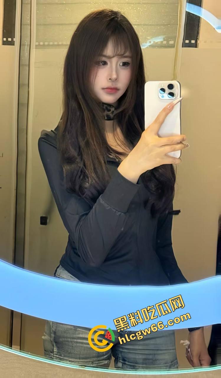 凯迪拉克车友群骚货女车主直播撅奶撩骚，给凯雷德大哥视频看红内裤，车主群里全员吃精吃疯了！-4