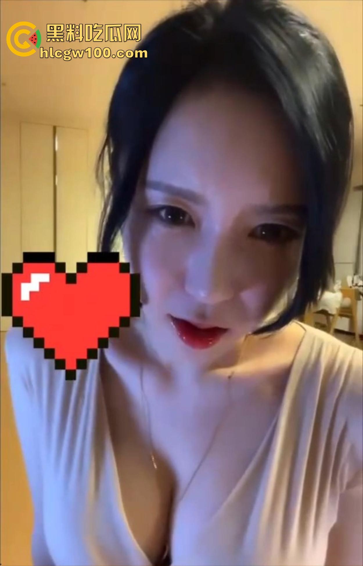 成都骚妹口水流成瀑布，嘴巴湿润得像打了润滑剂，光是想象肉棒进去的画面，肉棒进去怕是1秒缴械直接被秒杀！-11