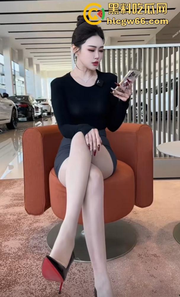 销冠车娘勾魂卖车新套路曝光，送车震体验让你试质量，黑丝高跟小脚暗号一出，顾客鸡巴硬得成交秒签！-1