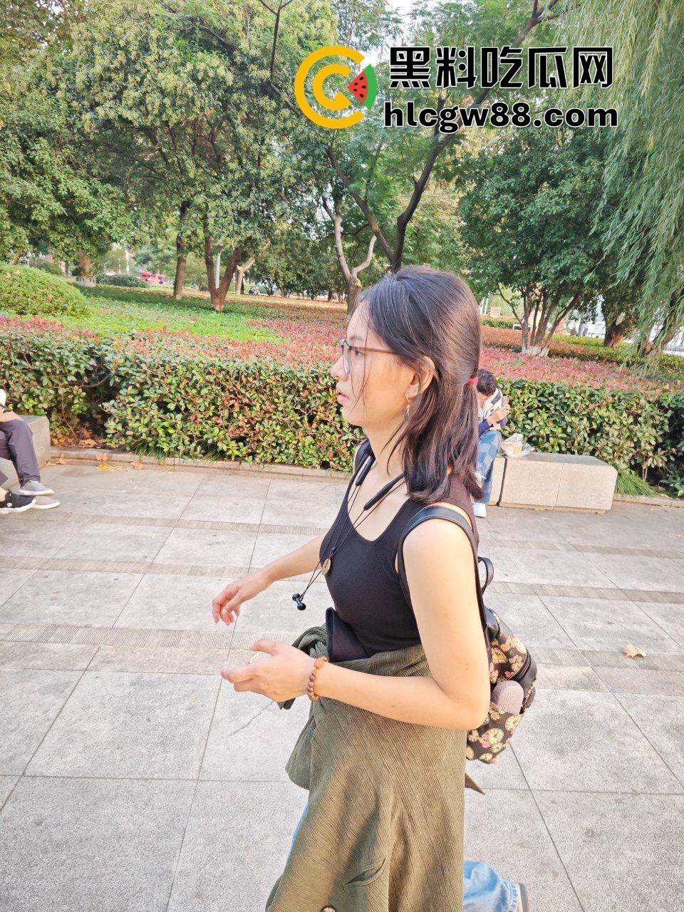 海口极品眼镜女【赵如意】表面清纯学生妹,实则反差婊母狗,渴求大鸡巴灌满骚穴,这浪货谁不想狠狠干一顿?-1