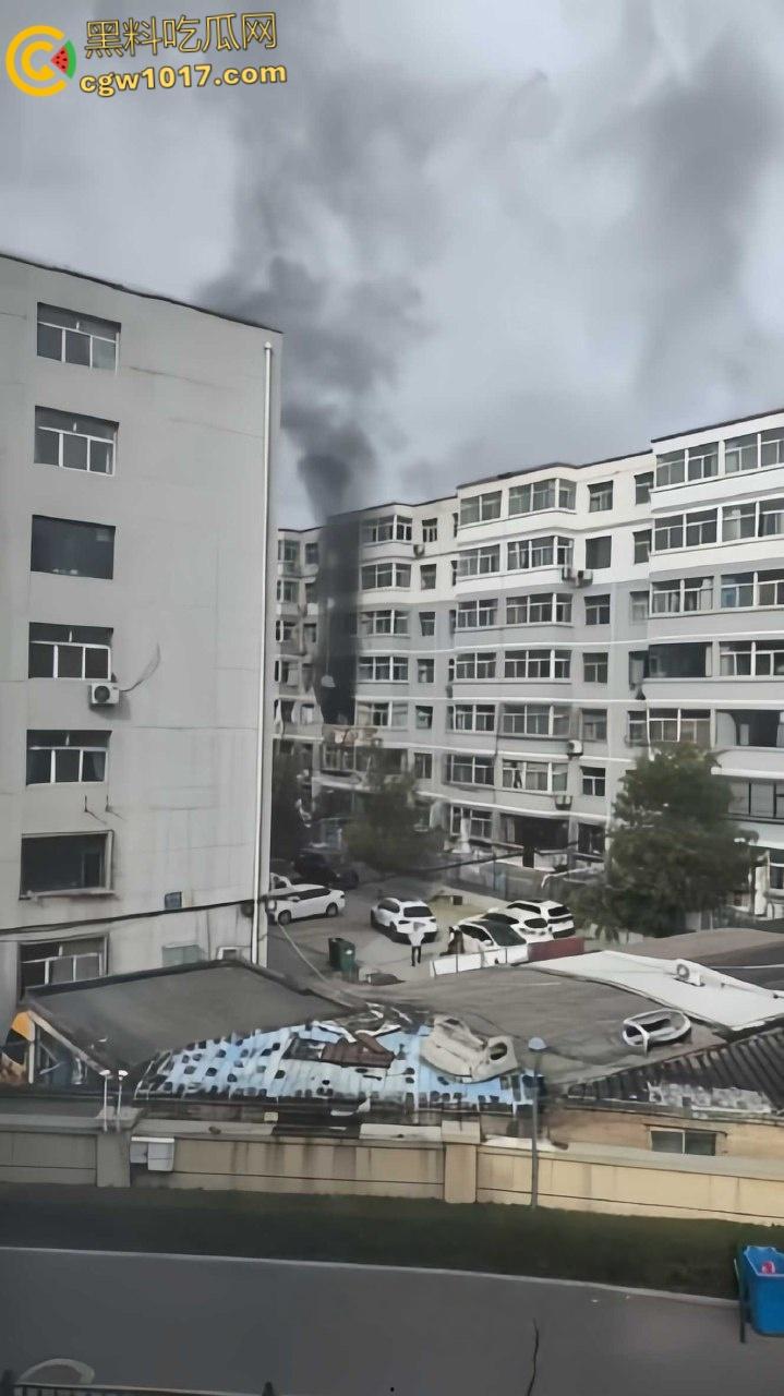 河北张家口钢鑫小区,突发惊天爆炸疑似燃气泄漏,爆炸冲击波震碎周边窗户玻璃,楼体墙面崩裂变形!-1