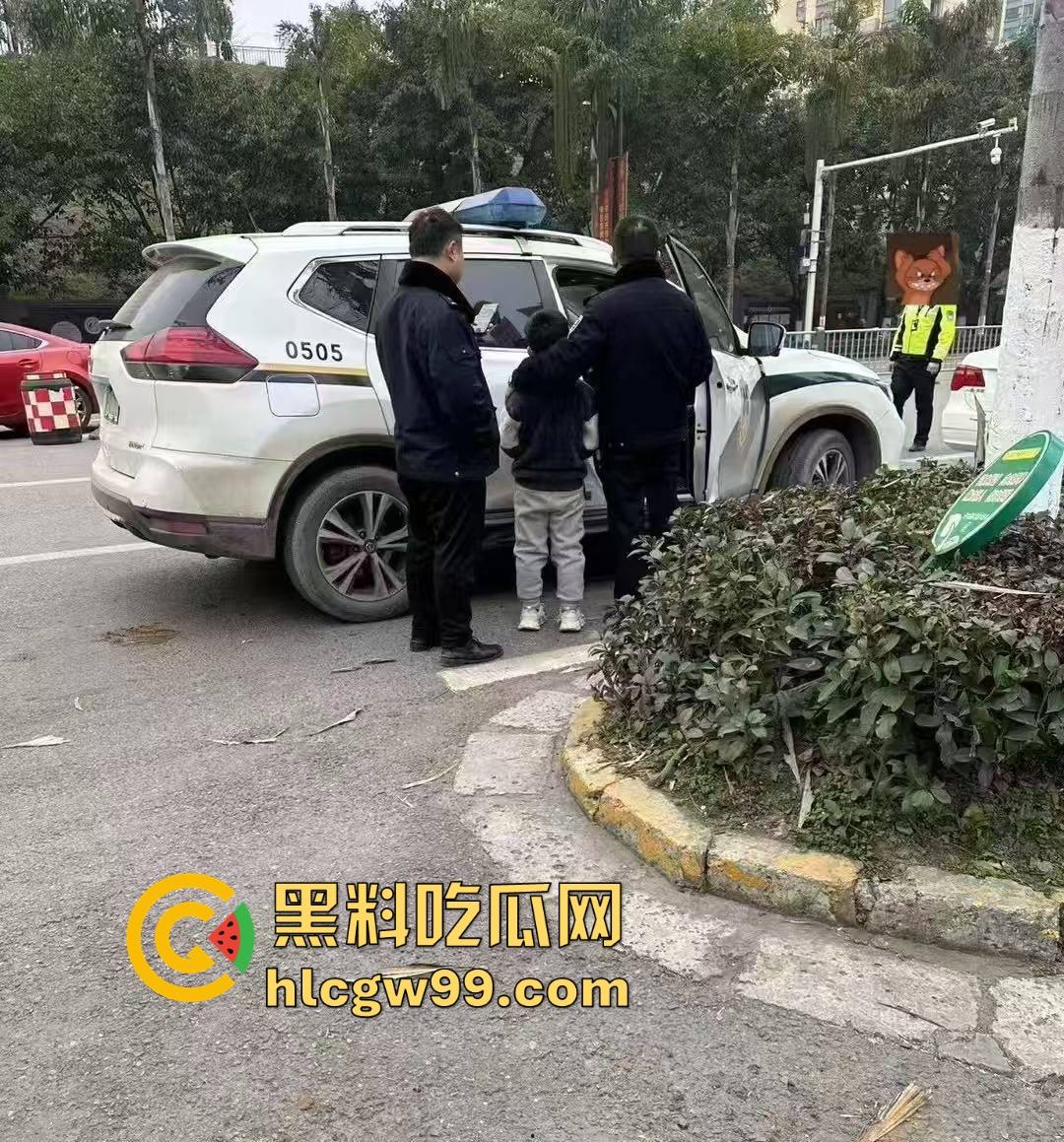 四川内江新年第一炮,熊孩子鞭炮炸翻井盖,轰飞数辆豪车, 580万天价损失,爹妈开年直接破产!-3