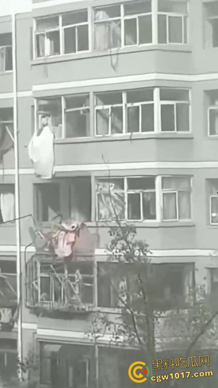 河北张家口钢鑫小区,突发惊天爆炸疑似燃气泄漏,爆炸冲击波震碎周边窗户玻璃,楼体墙面崩裂变形!-5
