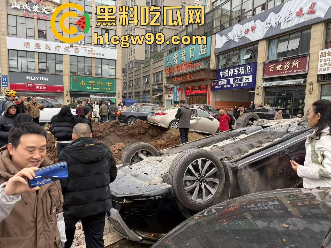 四川内江新年第一炮,熊孩子鞭炮炸翻井盖,轰飞数辆豪车, 580万天价损失,爹妈开年直接破产!-7