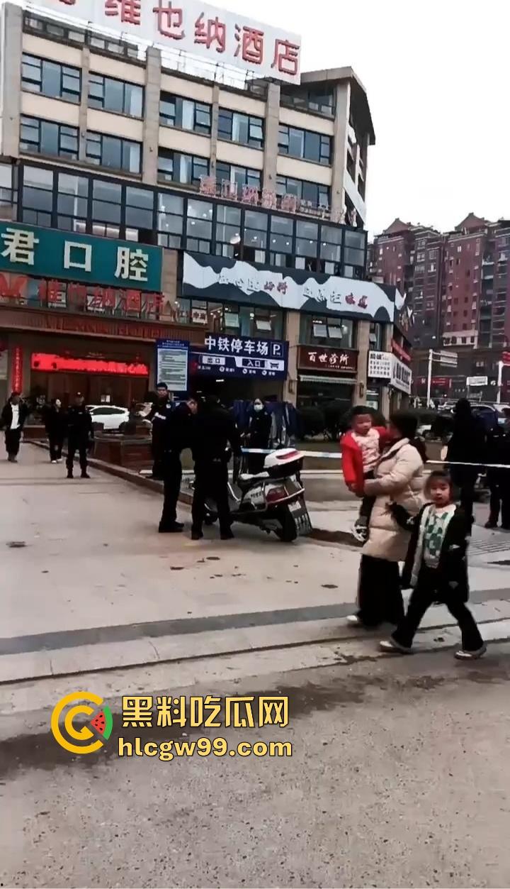 四川内江新年第一炮,熊孩子鞭炮炸翻井盖,轰飞数辆豪车, 580万天价损失,爹妈开年直接破产!-8