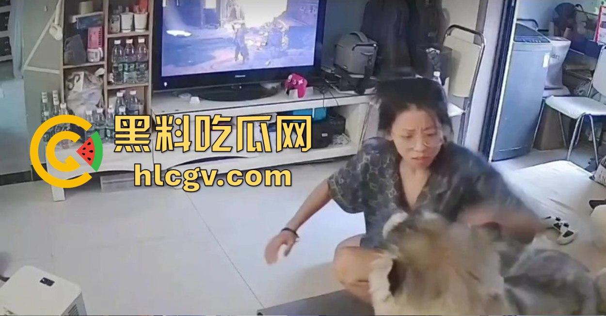 阿拉斯加趁女主人换手柄扑上去玩后入想日逼!妹子挣扎半天脱身,气得直发火!-7