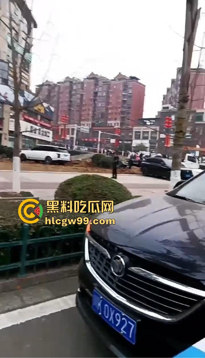 四川内江新年第一炮,熊孩子鞭炮炸翻井盖,轰飞数辆豪车, 580万天价损失,爹妈开年直接破产!-9