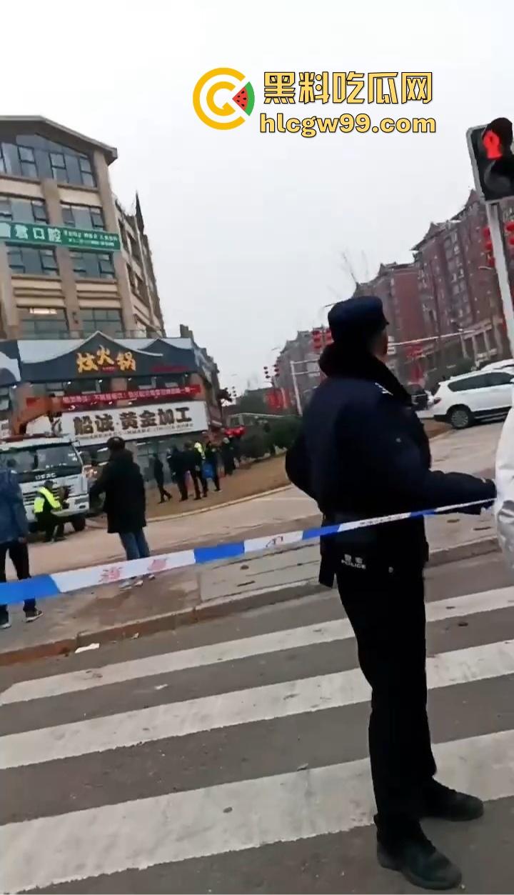 四川内江新年第一炮,熊孩子鞭炮炸翻井盖,轰飞数辆豪车, 580万天价损失,爹妈开年直接破产!-10