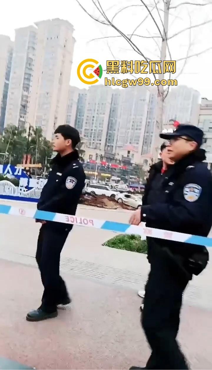 四川内江新年第一炮,熊孩子鞭炮炸翻井盖,轰飞数辆豪车, 580万天价损失,爹妈开年直接破产!-12