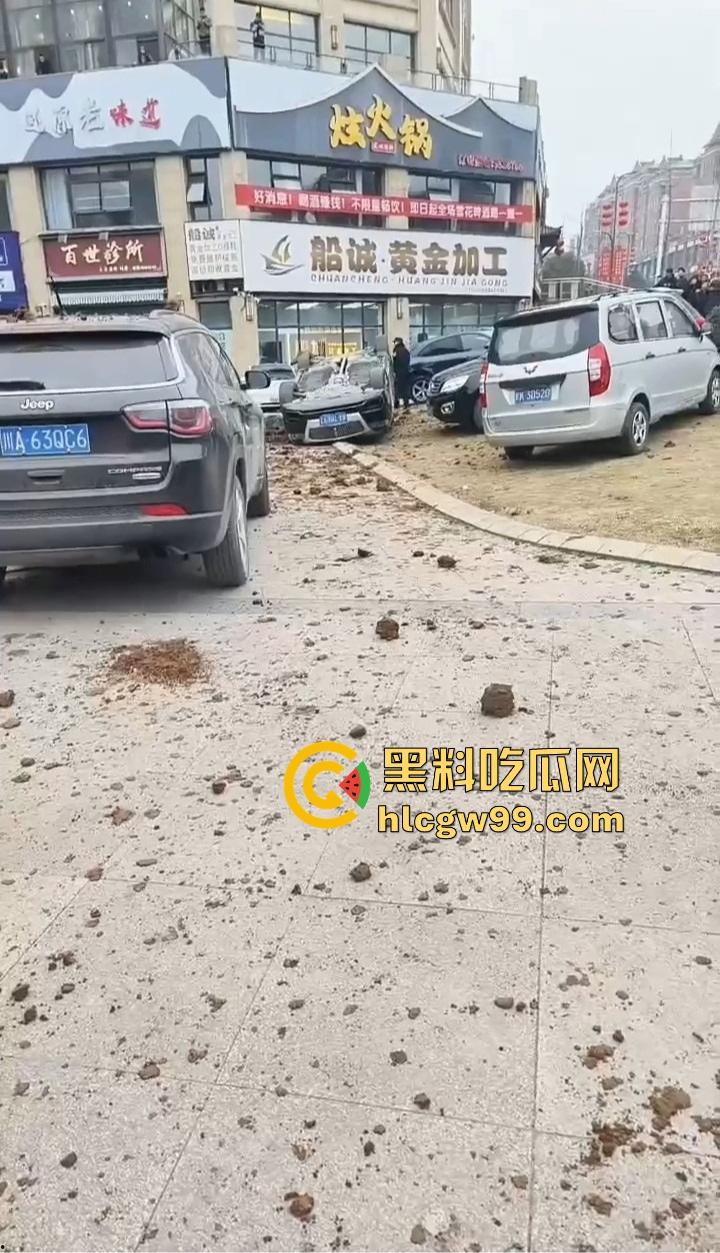 四川内江新年第一炮,熊孩子鞭炮炸翻井盖,轰飞数辆豪车, 580万天价损失,爹妈开年直接破产!-13