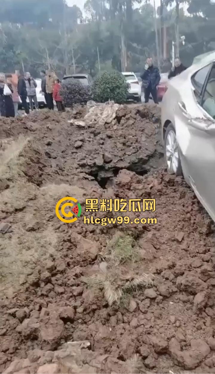 四川内江新年第一炮,熊孩子鞭炮炸翻井盖,轰飞数辆豪车, 580万天价损失,爹妈开年直接破产!-15