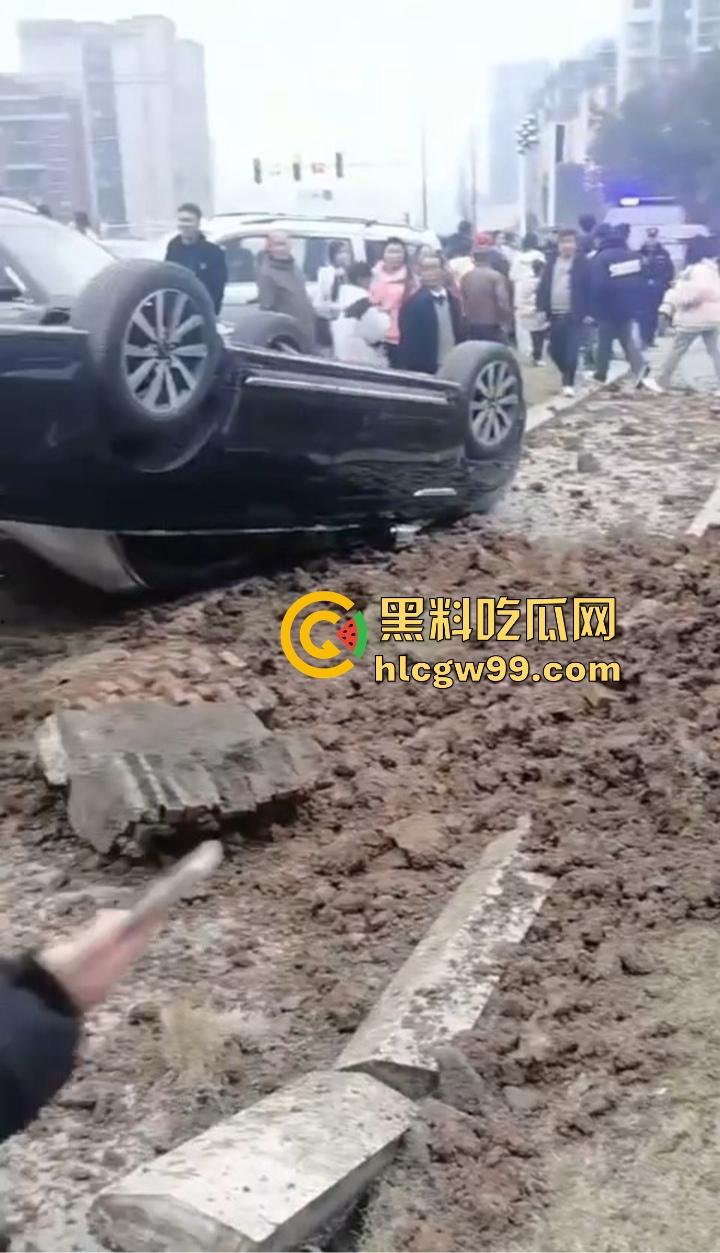 四川内江新年第一炮,熊孩子鞭炮炸翻井盖,轰飞数辆豪车, 580万天价损失,爹妈开年直接破产!-16