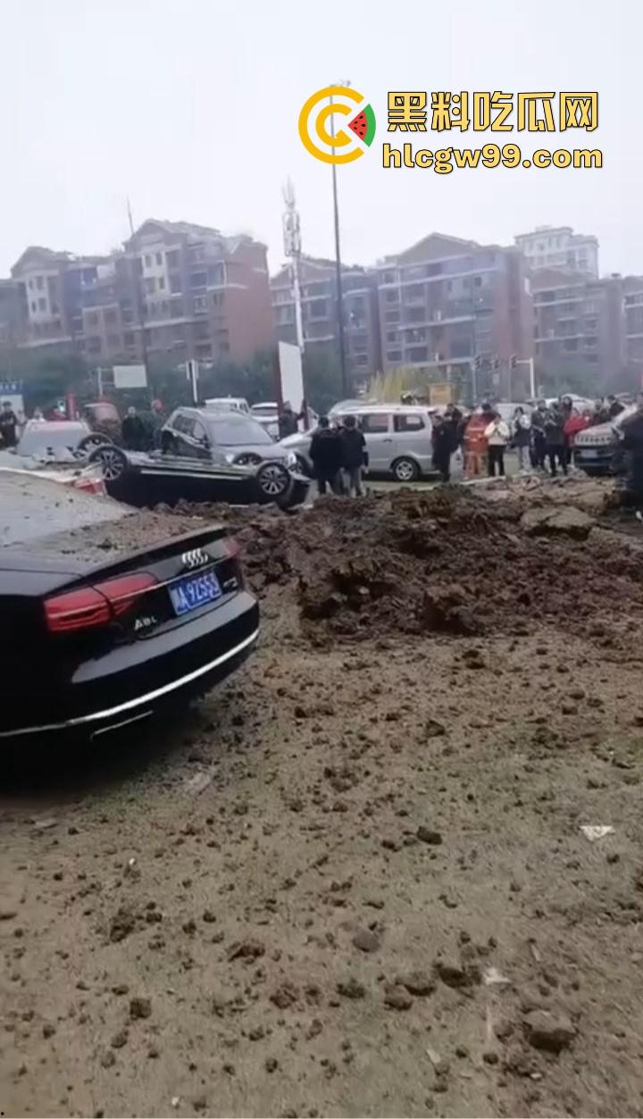 四川内江新年第一炮,熊孩子鞭炮炸翻井盖,轰飞数辆豪车, 580万天价损失,爹妈开年直接破产!-17